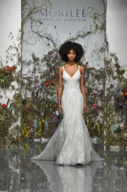 New York, Ny - 11 Nisan: New York Moda Haftası'nda Madeline Gardner İlkbahar 2020 gelinlik defilesi tarafından Morilee sırasında bir model pist yürüyor: Gelinlik Nisan'da 11, 2019 Nyc.