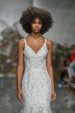 New York, Ny - 11 Nisan: New York Moda Haftası'nda Madeline Gardner İlkbahar 2020 gelinlik defilesi tarafından Morilee sırasında bir model pist yürüyor: Gelinlik Nisan'da 11, 2019 Nyc.