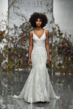 New York, Ny - 11 Nisan: New York Moda Haftası'nda Madeline Gardner İlkbahar 2020 gelinlik defilesi tarafından Morilee sırasında bir model pist yürüyor: Gelinlik Nisan'da 11, 2019 Nyc.