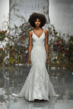 New York, Ny - 11 Nisan: New York Moda Haftası'nda Madeline Gardner İlkbahar 2020 gelinlik defilesi tarafından Morilee sırasında bir model pist yürüyor: Gelinlik Nisan'da 11, 2019 Nyc.