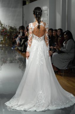 New York, Ny - 11 Nisan: New York Moda Haftası'nda Madeline Gardner İlkbahar 2020 gelinlik defilesi tarafından Morilee sırasında bir model pist yürüyor: Gelinlik Nisan'da 11, 2019 Nyc.