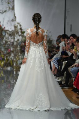 New York, Ny - 11 Nisan: New York Moda Haftası'nda Madeline Gardner İlkbahar 2020 gelinlik defilesi tarafından Morilee sırasında bir model pist yürüyor: Gelinlik Nisan'da 11, 2019 Nyc.