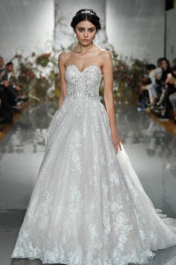 New York, Ny - 11 Nisan: New York Moda Haftası'nda Madeline Gardner İlkbahar 2020 gelinlik defilesi tarafından Morilee sırasında bir model pist yürüyor: Gelinlik Nisan'da 11, 2019 Nyc.