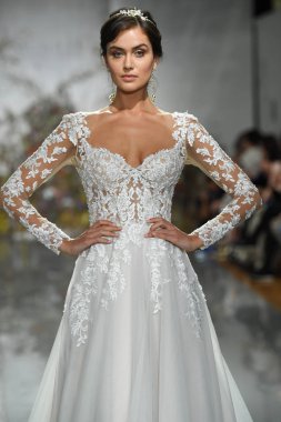 New York, Ny - 11 Nisan: New York Moda Haftası'nda Madeline Gardner İlkbahar 2020 gelinlik defilesi tarafından Morilee sırasında bir model pist yürüyor: Gelinlik Nisan'da 11, 2019 Nyc.