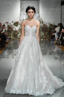 New York, Ny - 11 Nisan: New York Moda Haftası'nda Madeline Gardner İlkbahar 2020 gelinlik defilesi tarafından Morilee sırasında bir model pist yürüyor: Gelinlik Nisan'da 11, 2019 Nyc.