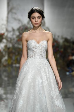 New York, Ny - 11 Nisan: New York Moda Haftası'nda Madeline Gardner İlkbahar 2020 gelinlik defilesi tarafından Morilee sırasında bir model pist yürüyor: Gelinlik Nisan'da 11, 2019 Nyc.