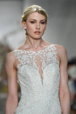New York, Ny - 11 Nisan: New York Moda Haftası'nda Madeline Gardner İlkbahar 2020 gelinlik defilesi tarafından Morilee sırasında bir model pist yürüyor: Gelinlik Nisan'da 11, 2019 Nyc.