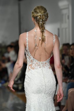 New York, Ny - 11 Nisan: New York Moda Haftası'nda Madeline Gardner İlkbahar 2020 gelinlik defilesi tarafından Morilee sırasında bir model pist yürüyor: Gelinlik Nisan'da 11, 2019 Nyc.