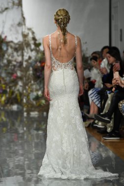 New York, Ny - 11 Nisan: New York Moda Haftası'nda Madeline Gardner İlkbahar 2020 gelinlik defilesi tarafından Morilee sırasında bir model pist yürüyor: Gelinlik Nisan'da 11, 2019 Nyc.