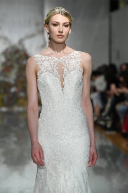 New York, Ny - 11 Nisan: New York Moda Haftası'nda Madeline Gardner İlkbahar 2020 gelinlik defilesi tarafından Morilee sırasında bir model pist yürüyor: Gelinlik Nisan'da 11, 2019 Nyc.