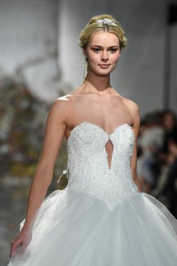 New York, Ny - 11 Nisan: New York Moda Haftası'nda Madeline Gardner İlkbahar 2020 gelinlik defilesi tarafından Morilee sırasında bir model pist yürüyor: Gelinlik Nisan'da 11, 2019 Nyc.