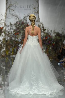 New York, Ny - 11 Nisan: New York Moda Haftası'nda Madeline Gardner İlkbahar 2020 gelinlik defilesi tarafından Morilee sırasında bir model pist yürüyor: Gelinlik Nisan'da 11, 2019 Nyc.