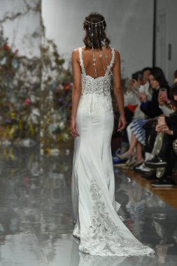 New York, Ny - 11 Nisan: New York Moda Haftası'nda Madeline Gardner İlkbahar 2020 gelinlik defilesi tarafından Morilee sırasında bir model pist yürüyor: Gelinlik Nisan'da 11, 2019 Nyc.