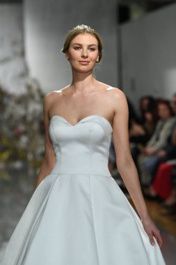 New York, Ny - 11 Nisan: New York Moda Haftası'nda Madeline Gardner İlkbahar 2020 gelinlik defilesi tarafından Morilee sırasında bir model pist yürüyor: Gelinlik Nisan'da 11, 2019 Nyc.