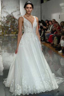 New York, Ny - 11 Nisan: New York Moda Haftası'nda Madeline Gardner İlkbahar 2020 gelinlik defilesi tarafından Morilee sırasında bir model pist yürüyor: Gelinlik Nisan'da 11, 2019 Nyc.