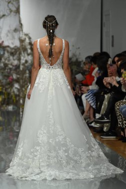 New York, Ny - 11 Nisan: New York Moda Haftası'nda Madeline Gardner İlkbahar 2020 gelinlik defilesi tarafından Morilee sırasında bir model pist yürüyor: Gelinlik Nisan'da 11, 2019 Nyc.