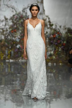 New York, Ny - 11 Nisan: New York Moda Haftası'nda Madeline Gardner İlkbahar 2020 gelinlik defilesi tarafından Morilee sırasında bir model pist yürüyor: Gelinlik Nisan'da 11, 2019 Nyc.