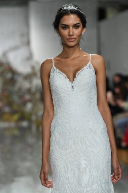 New York, Ny - 11 Nisan: New York Moda Haftası'nda Madeline Gardner İlkbahar 2020 gelinlik defilesi tarafından Morilee sırasında bir model pist yürüyor: Gelinlik Nisan'da 11, 2019 Nyc.