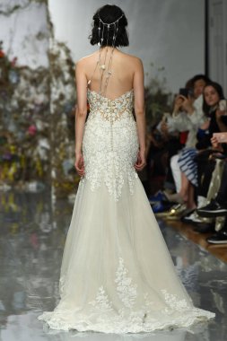 New York, Ny - 11 Nisan: New York Moda Haftası'nda Madeline Gardner İlkbahar 2020 gelinlik defilesi tarafından Morilee sırasında bir model pist yürüyor: Gelinlik Nisan'da 11, 2019 Nyc.