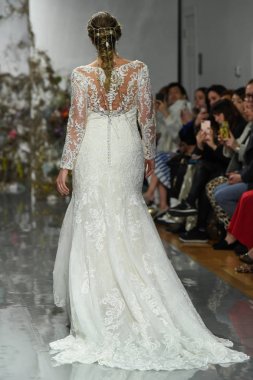 New York, Ny - 11 Nisan: New York Moda Haftası'nda Madeline Gardner İlkbahar 2020 gelinlik defilesi tarafından Morilee sırasında bir model pist yürüyor: Gelinlik Nisan'da 11, 2019 Nyc.