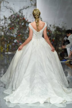 New York, Ny - 11 Nisan: New York Moda Haftası'nda Madeline Gardner İlkbahar 2020 gelinlik defilesi tarafından Morilee sırasında bir model pist yürüyor: Gelinlik Nisan'da 11, 2019 Nyc.