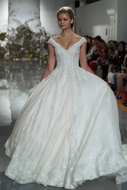 New York, Ny - 11 Nisan: New York Moda Haftası'nda Madeline Gardner İlkbahar 2020 gelinlik defilesi tarafından Morilee sırasında bir model pist yürüyor: Gelinlik Nisan'da 11, 2019 Nyc.