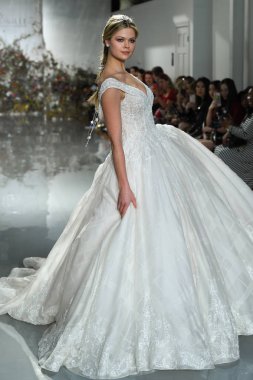 New York, Ny - 11 Nisan: New York Moda Haftası'nda Madeline Gardner İlkbahar 2020 gelinlik defilesi tarafından Morilee sırasında bir model pist yürüyor: Gelinlik Nisan'da 11, 2019 Nyc.