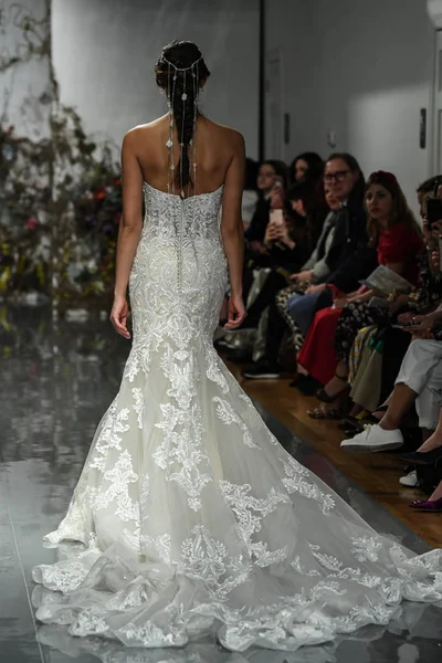 New York, Ny - 11 Nisan: New York Moda Haftası'nda Madeline Gardner İlkbahar 2020 gelinlik defilesi tarafından Morilee sırasında bir model pist yürüyor: Gelinlik Nisan'da 11, 2019 Nyc.