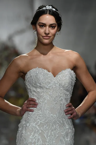 New York, Ny - 11 Nisan: New York Moda Haftası'nda Madeline Gardner İlkbahar 2020 gelinlik defilesi tarafından Morilee sırasında bir model pist yürüyor: Gelinlik Nisan'da 11, 2019 Nyc.