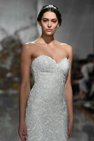 New York, Ny - 11 Nisan: New York Moda Haftası'nda Madeline Gardner İlkbahar 2020 gelinlik defilesi tarafından Morilee sırasında bir model pist yürüyor: Gelinlik Nisan'da 11, 2019 Nyc.