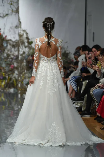 New York, Ny - 11 Nisan: New York Moda Haftası'nda Madeline Gardner İlkbahar 2020 gelinlik defilesi tarafından Morilee sırasında bir model pist yürüyor: Gelinlik Nisan'da 11, 2019 Nyc.