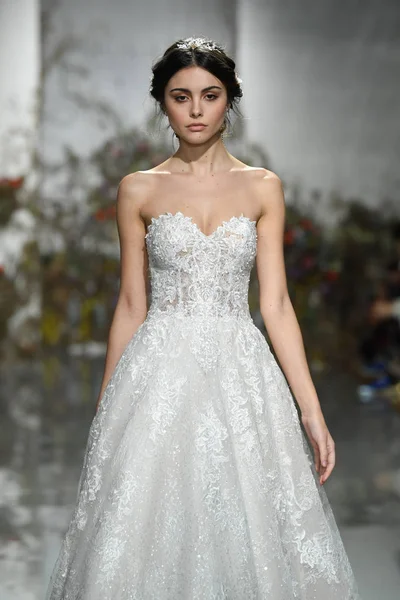 New York, Ny - 11 Nisan: New York Moda Haftası'nda Madeline Gardner İlkbahar 2020 gelinlik defilesi tarafından Morilee sırasında bir model pist yürüyor: Gelinlik Nisan'da 11, 2019 Nyc.