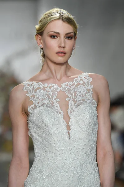 New York, Ny - 11 Nisan: New York Moda Haftası'nda Madeline Gardner İlkbahar 2020 gelinlik defilesi tarafından Morilee sırasında bir model pist yürüyor: Gelinlik Nisan'da 11, 2019 Nyc.