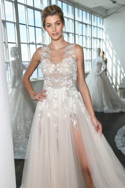 New York, Ny - 13 Nisan: Model New York Moda Haftası'nda Pronovias Bahar 2020 gelinlik sunumu Nicole sırasında misafirler için poz: Gelinlik Nisan'da 13, 2019 Nyc. 
