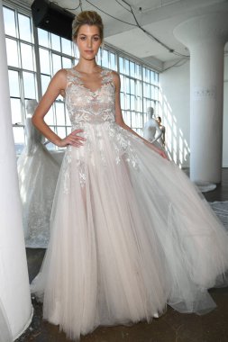 New York, Ny - 13 Nisan: Model New York Moda Haftası'nda Pronovias Bahar 2020 gelinlik sunumu Nicole sırasında misafirler için poz: Gelinlik Nisan'da 13, 2019 Nyc. 