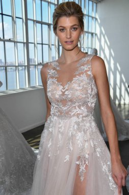 New York, Ny - 13 Nisan: Model Pronovias Bahar 2020 New York Moda Haftası'nda Nicole sırasında tasarımcının koleksiyonu sunan: Gelinlik Nisan'da 13, 2019 Nyc.