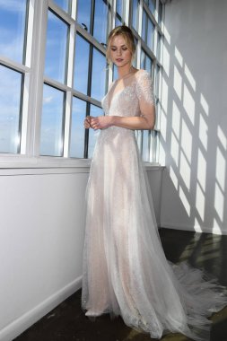 New York, Ny - 13 Nisan: Model Pronovias Bahar 2020 New York Moda Haftası'nda Nicole sırasında tasarımcının koleksiyonu sunan: Gelinlik Nisan'da 13, 2019 Nyc.