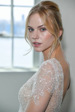 New York, Ny - 13 Nisan: Model New York Moda Haftası'nda Pronovias Bahar 2020 gelinlik sunumu Nicole sırasında misafirler için poz: Gelinlik Nisan'da 13, 2019 Nyc. 