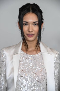 New York, Ny - 13 Nisan: Model New York Moda Haftası'nda Pronovias Bahar 2020 gelinlik sunumu Nicole sırasında misafirler için poz: Gelinlik Nisan'da 13, 2019 Nyc. 