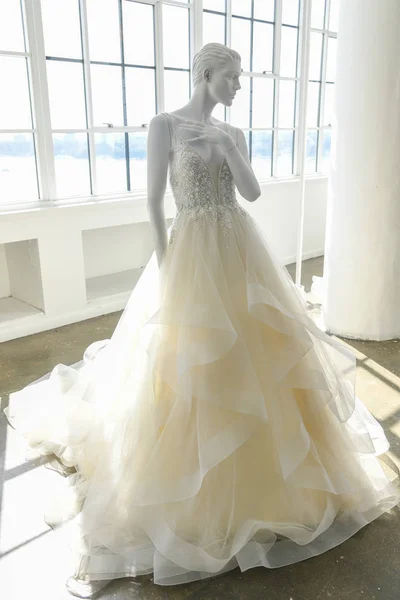 4月13日 婚礼礼服在模特的妮可由普罗诺维亚斯春天2020年婚礼在纽约时装周 婚礼于2019年4月13日在纽约 — 图库照片
