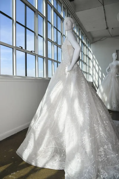 Nowy Jork Kwietnia Suknie Ślubne Manekinów Podczas Nicole Przez Pronovias — Zdjęcie stockowe
