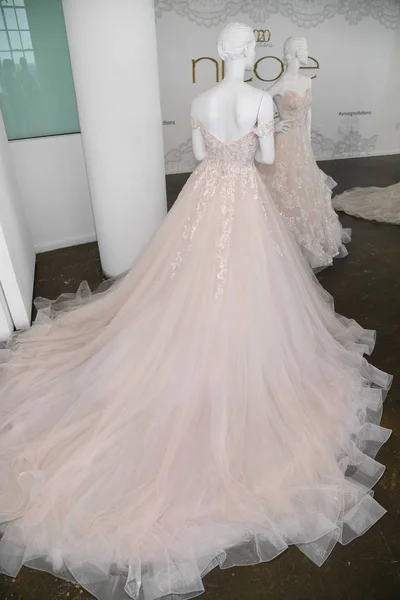 Nueva York Abril Vestidos Novia Maniquíes Durante Nicole Pronovias Presentación — Foto de Stock