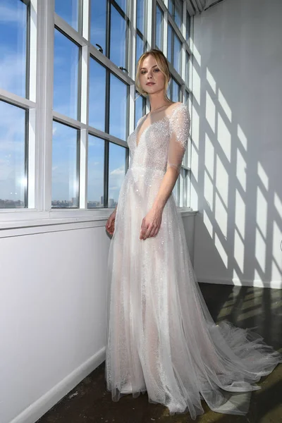 New York April Modell Presentera Designer Samling Nicole Pronovias Våren — Stockfoto