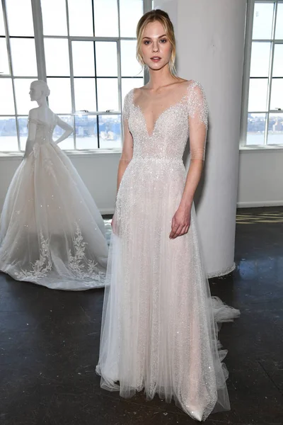 4月13日 模特在妮可期间由普罗诺维亚斯春天2020年婚礼在纽约时装周上亮相 2019年4月13日在纽约新娘 — 图库照片