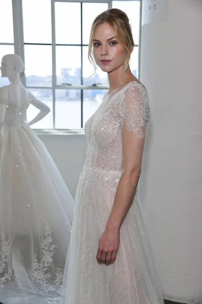 New York April Modell Presentera Designer Samling Nicole Pronovias Våren — Stockfoto