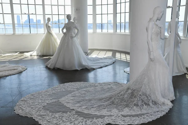 New York Aprile Abiti Sposa Sui Manichini Durante Presentazione Nuziale — Foto Stock