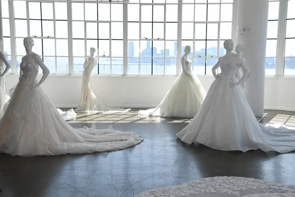 New York April Gaun Pernikahan Pada Manekin Selama Nicole Pronovias — Stok Foto