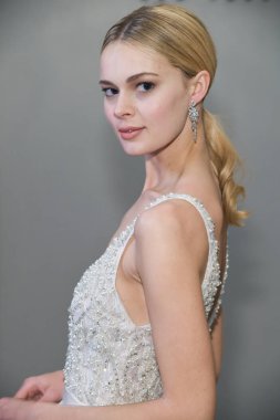 New York, Ny - 12 Nisan: New York Moda Haftası'nda Allison Webb Bahar 2020 gelinlik moda sunumu sırasında bir model pozlar: Nisan'da Gelin 12, 2019 Nyc.