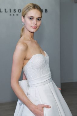 New York, Ny - 12 Nisan: New York Moda Haftası'nda Allison Webb Bahar 2020 gelinlik moda sunumu sırasında bir model pozlar: Nisan'da Gelin 12, 2019 Nyc.