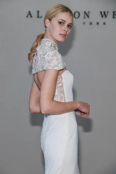 New York April Model Poses Allison Webb Spring 2020 Bridal — Stock Photo, Image